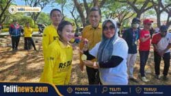 Peserta RSUD ZUS menerima kalung medali setelah meraih juara lomba hadang HUT ke-81 RI