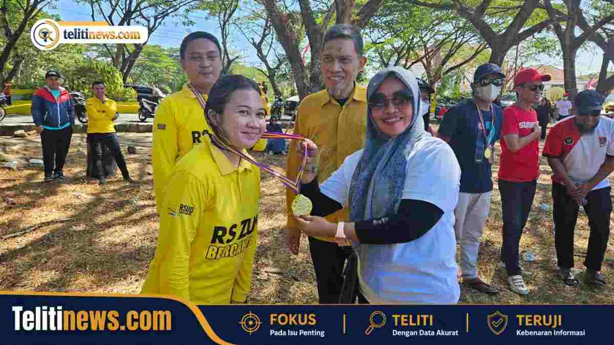 Peserta RSUD ZUS menerima kalung medali setelah meraih juara lomba hadang HUT ke-81 RI