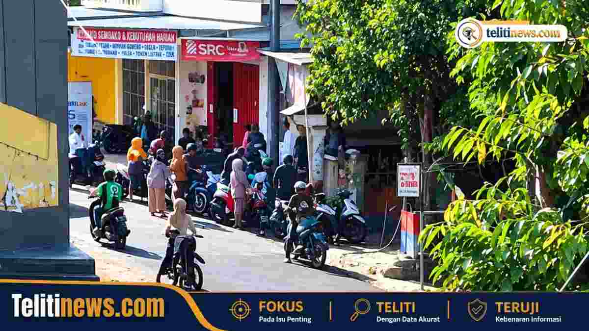 Antrean BBM di Pertamini Bulukumba